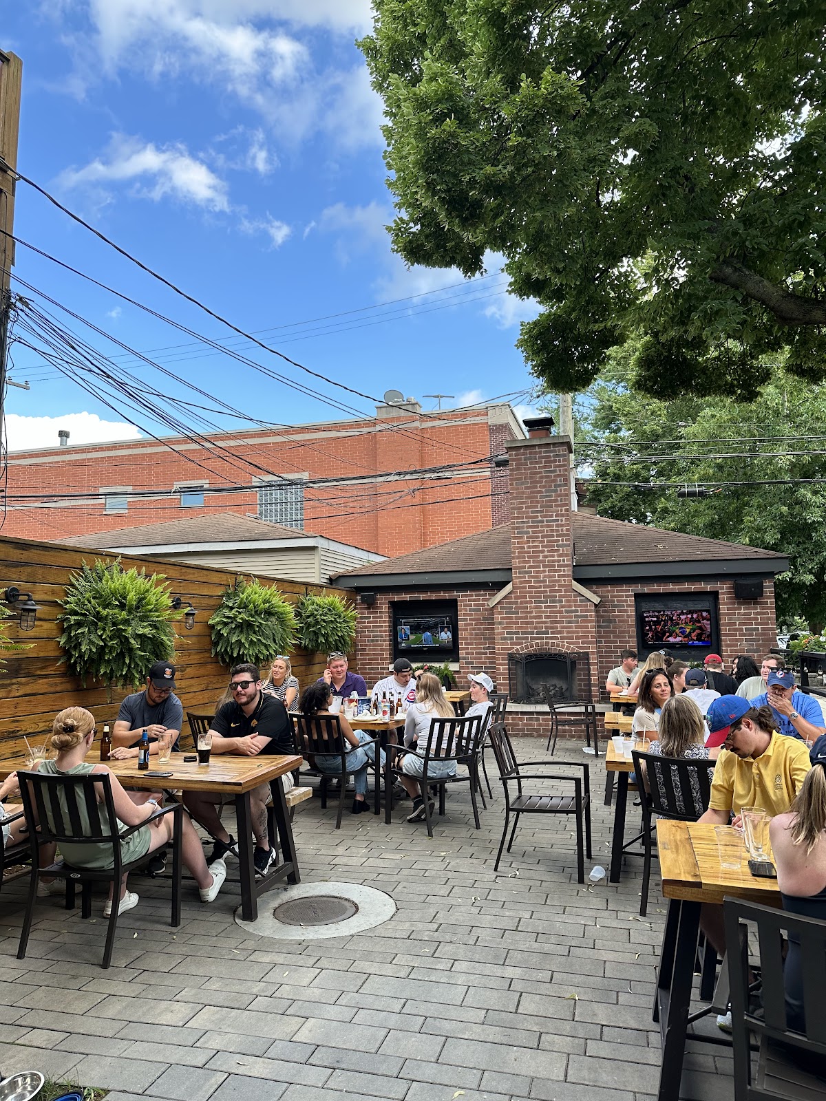 Roscoe Village Pub